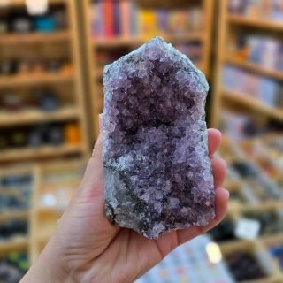 Víš, že ametyst může na sluníčku vyblednout? 🌞💜 Dlouhodobé vystavení přímému slunečnímu světlu může způsobit, že jeho...